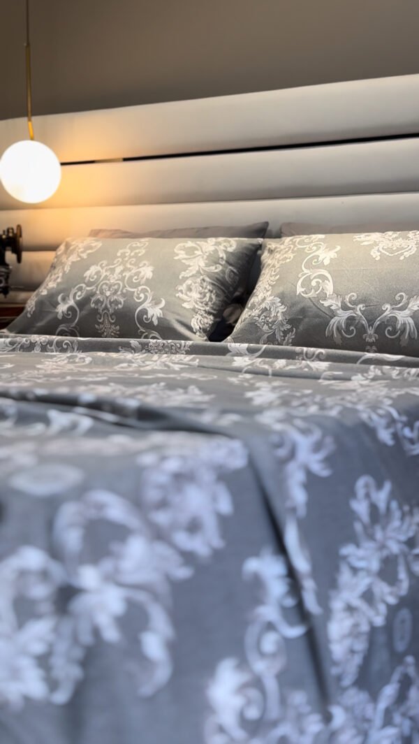 Parure de Lit Prestige Argenté – Gris & Motifs Baroques