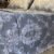 Parure de Lit Prestige Argenté – Gris & Motifs Baroques