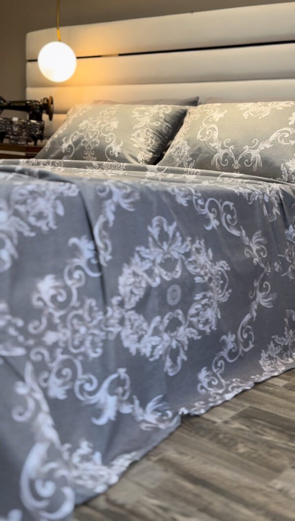Parure de Lit Prestige Argenté – Gris & Motifs Baroques