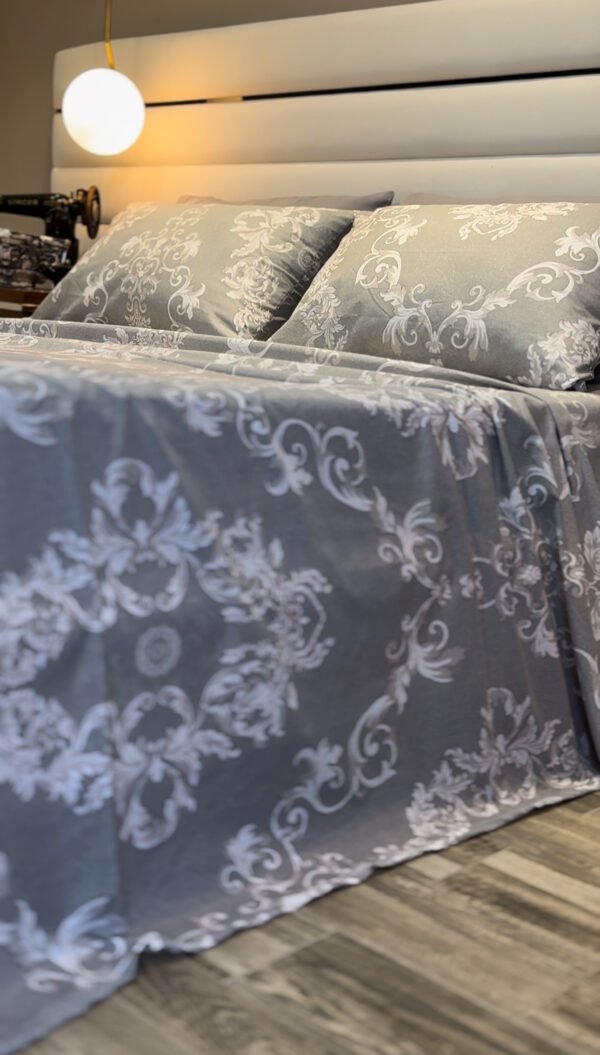 Parure de Lit Prestige Argenté – Gris & Motifs Baroques