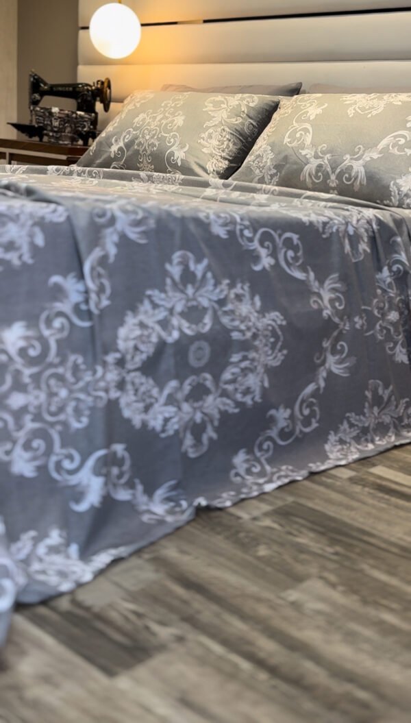 Parure de Lit Prestige Argenté – Gris & Motifs Baroques