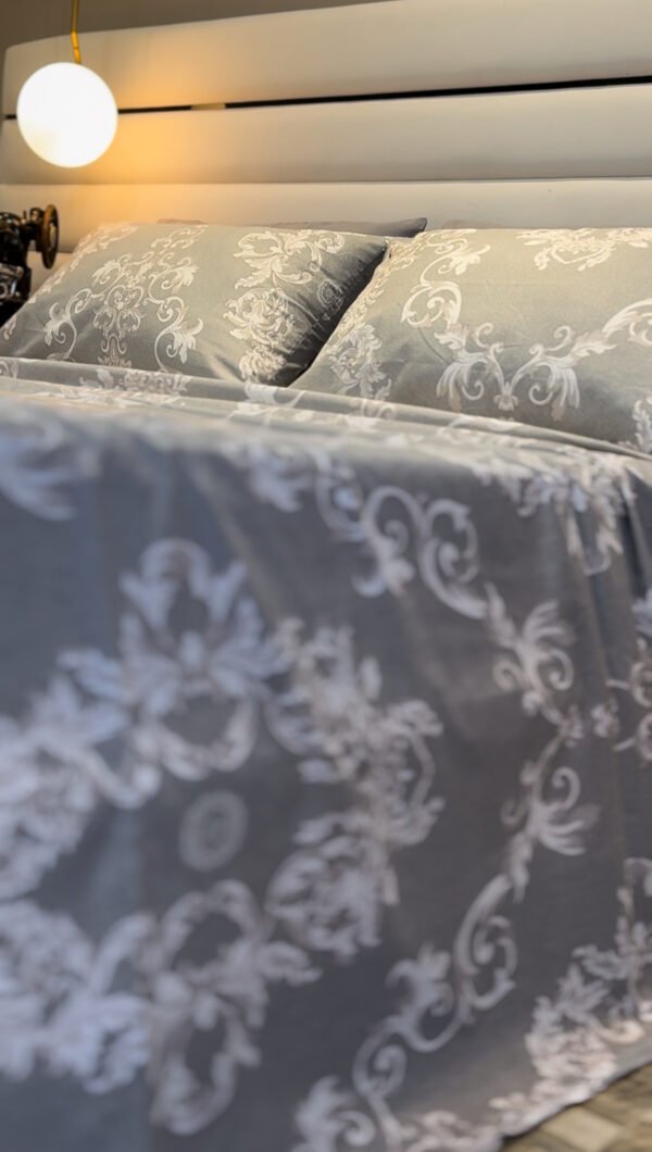 Parure de Lit Prestige Argenté – Gris & Motifs Baroques