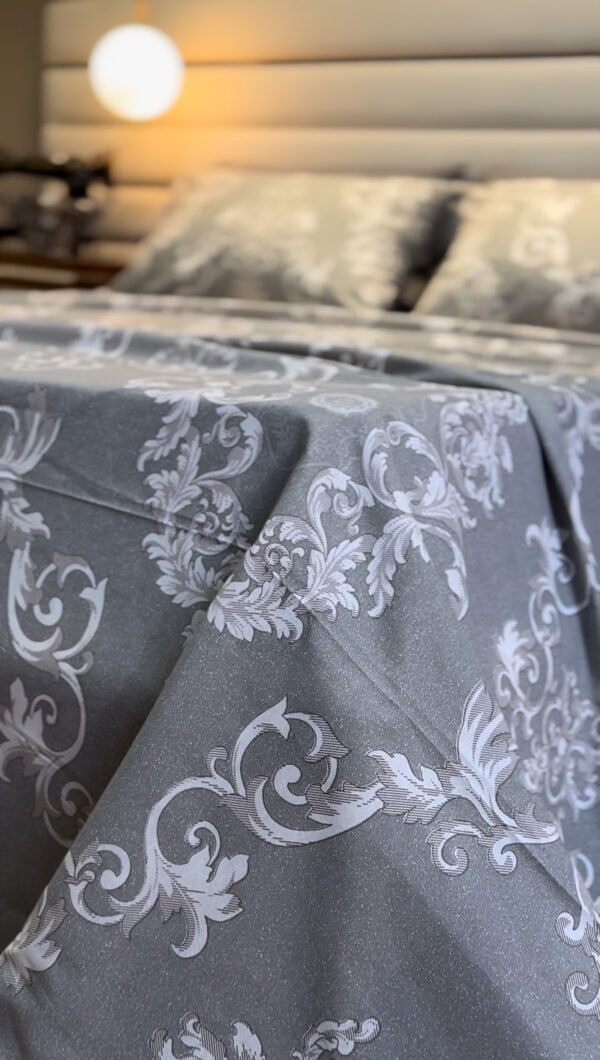 Parure de Lit Prestige Argenté – Gris & Motifs Baroques