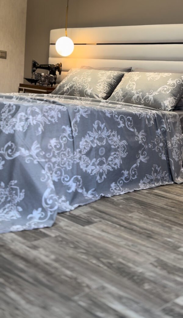 Parure de Lit Prestige Argenté – Gris & Motifs Baroques