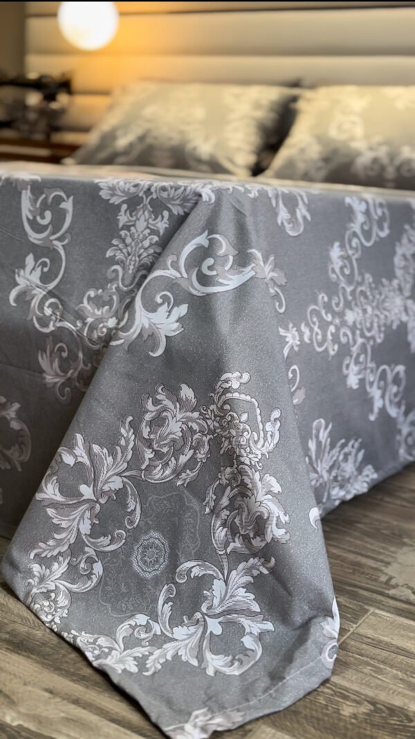 Parure de Lit Prestige Argenté – Gris & Motifs Baroques