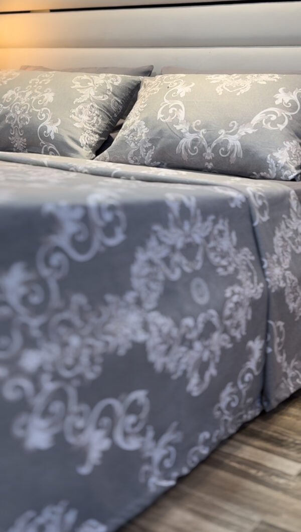 Parure de Lit Prestige Argenté – Gris & Motifs Baroques