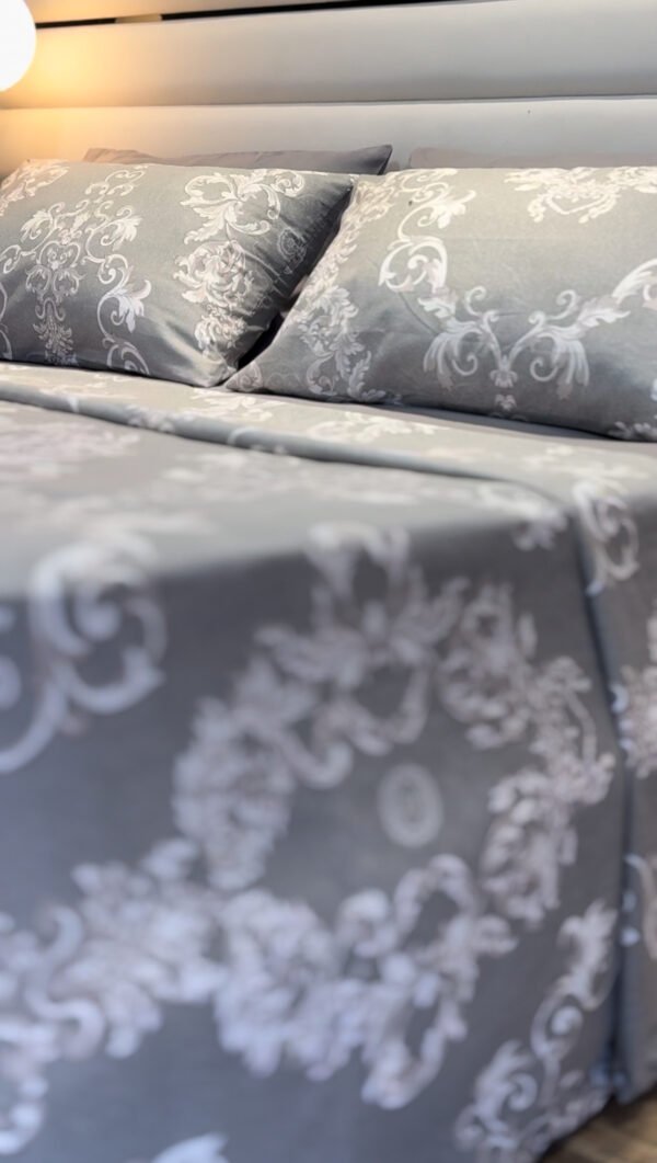 Parure de Lit Prestige Argenté – Gris & Motifs Baroques