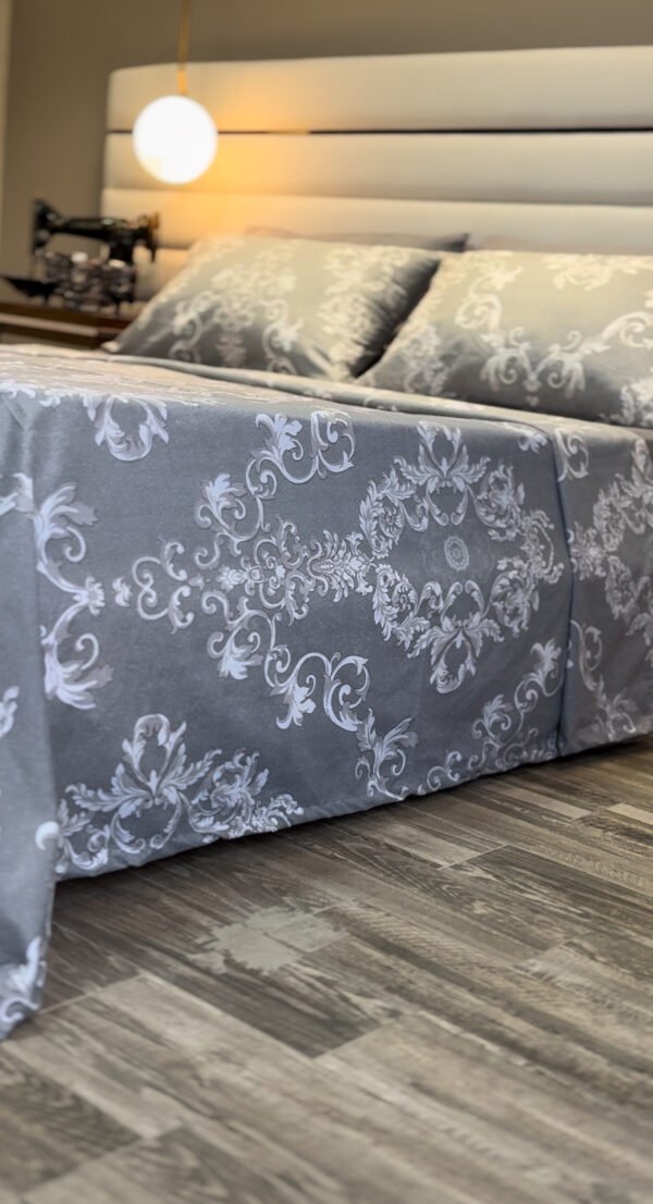 Parure de Lit Prestige Argenté – Gris & Motifs Baroques