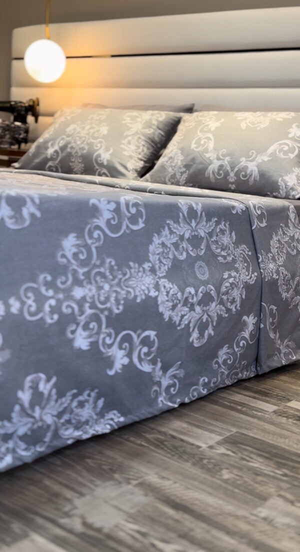 Parure de Lit Prestige Argenté – Gris & Motifs Baroques