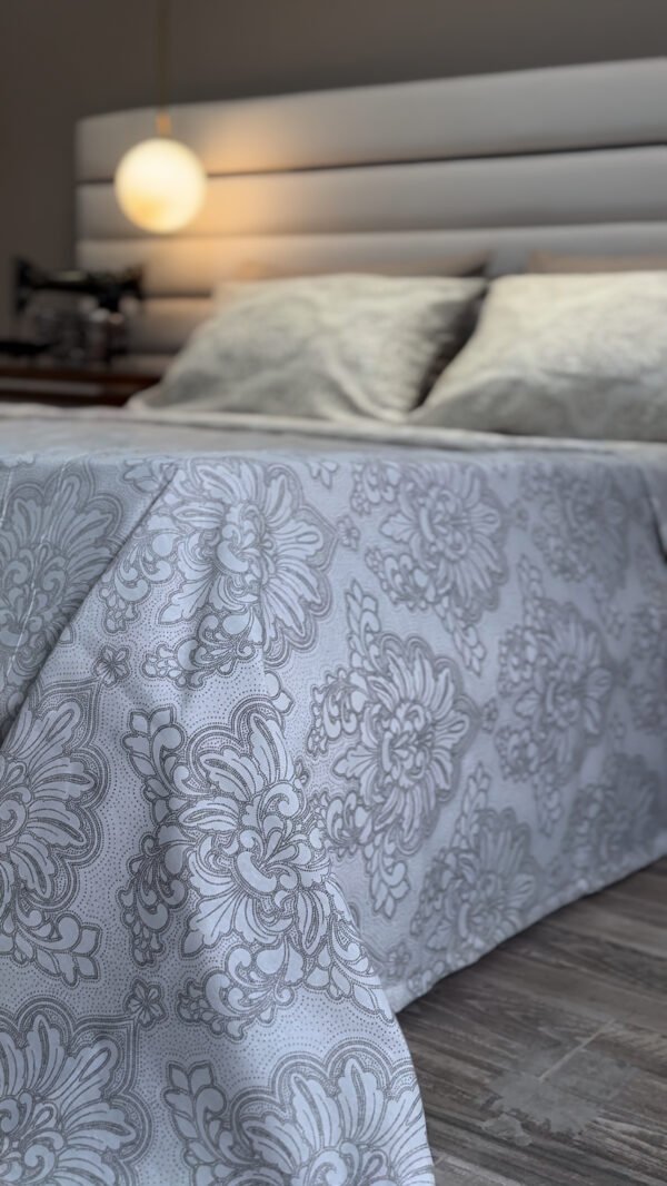 Parure de Lit Élégance Argentée – Fleurs Baroques Beige