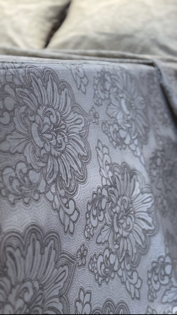 Parure de Lit Élégance Argentée – Fleurs Baroques Beige