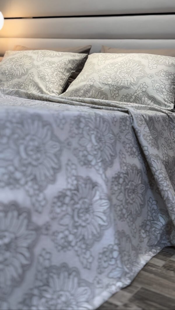 Parure de Lit Élégance Argentée – Fleurs Baroques Beige