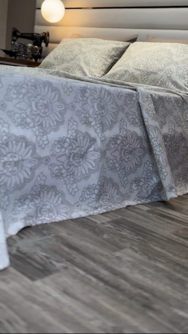 Parure de Lit Élégance Argentée – Fleurs Baroques Beige