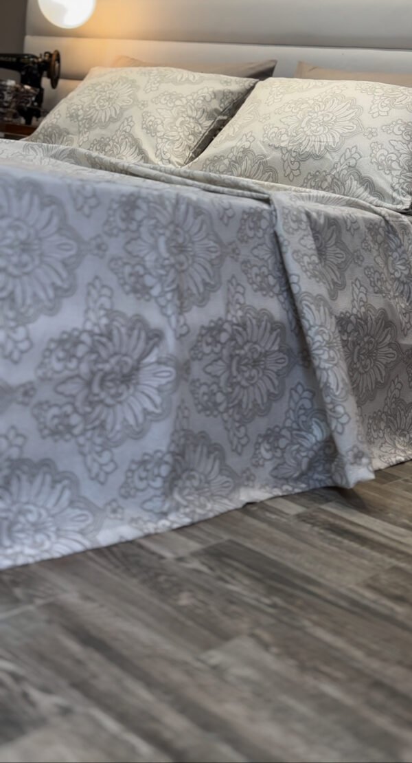 Parure de Lit Élégance Argentée – Fleurs Baroques Beige