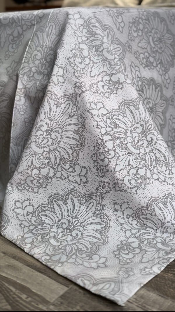 Parure de Lit Élégance Argentée – Fleurs Baroques Beige