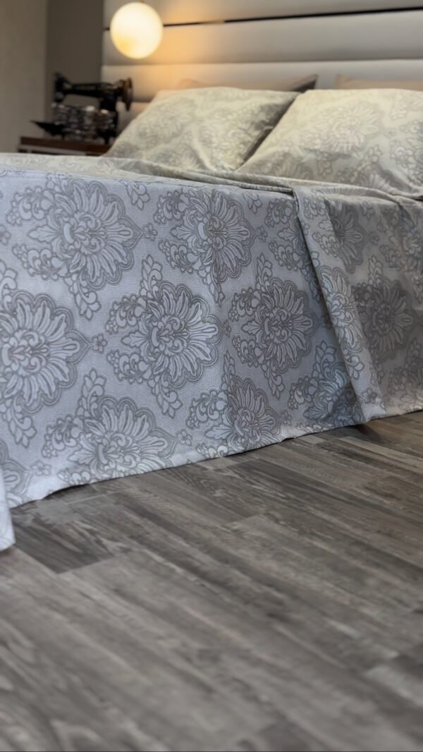 Parure de Lit Élégance Argentée – Fleurs Baroques Beige