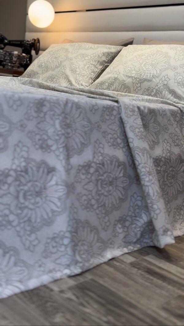 Parure de Lit Élégance Argentée – Fleurs Baroques Beige