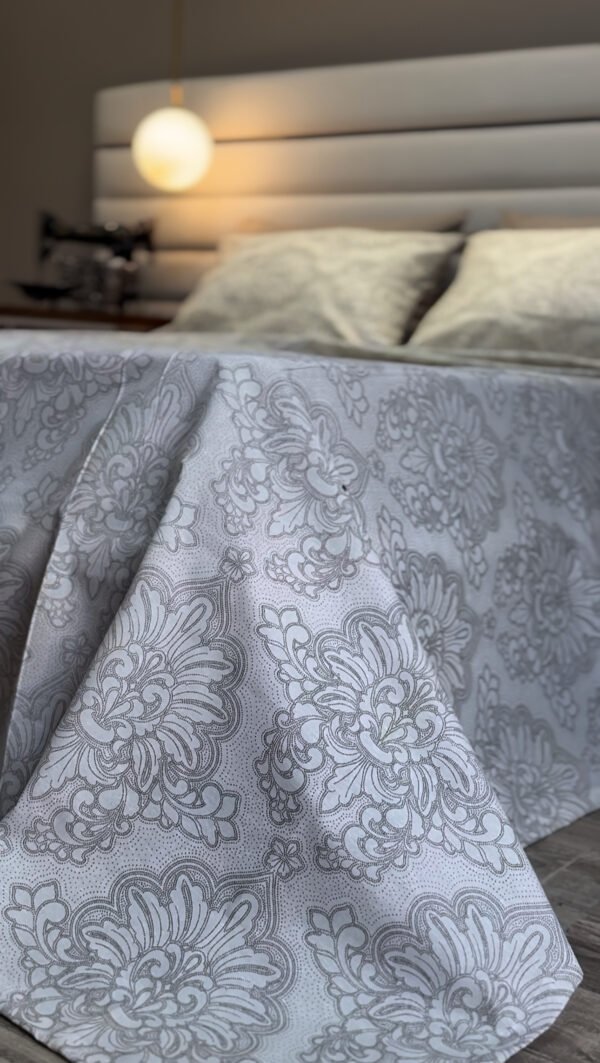 Parure de Lit Élégance Argentée – Fleurs Baroques Beige