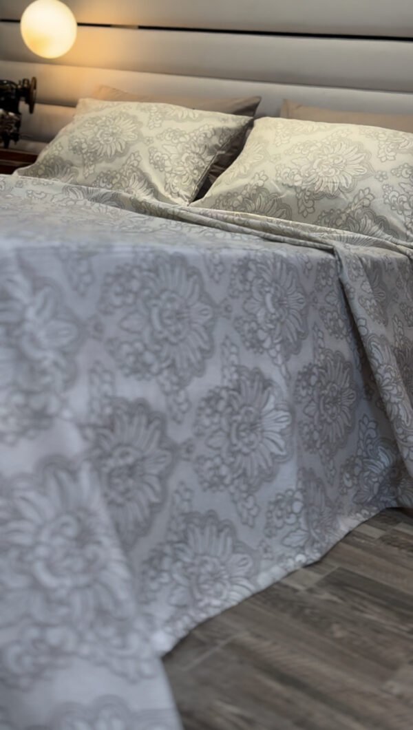 Parure de Lit Élégance Argentée – Fleurs Baroques Beige