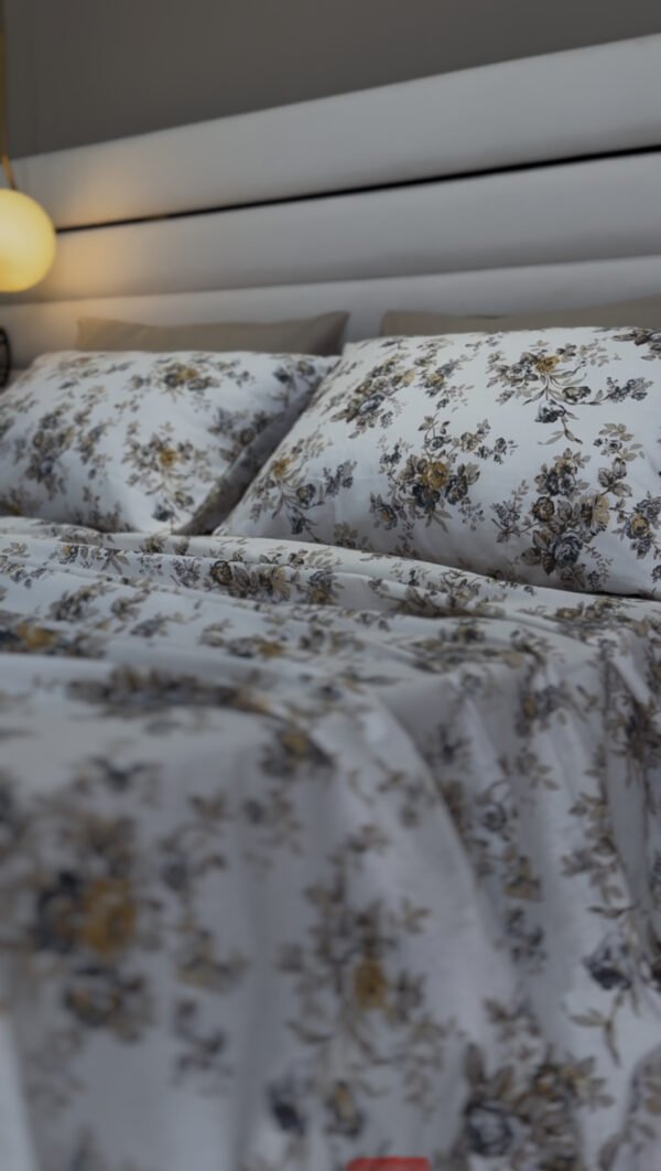 Parure de Lit Jardin d’Or – Fleurs Gris Perle & Miel Antique