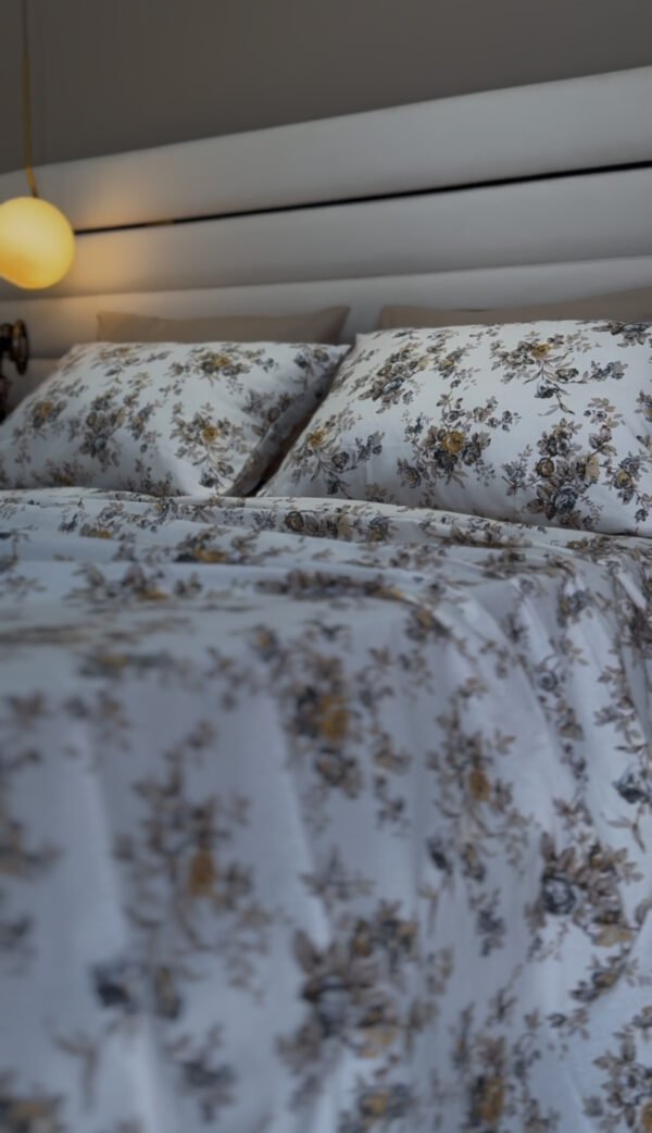 Parure de Lit Jardin d’Or – Fleurs Gris Perle & Miel Antique