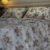 Parure de Lit Jardin d’Or – Fleurs Gris Perle & Miel Antique