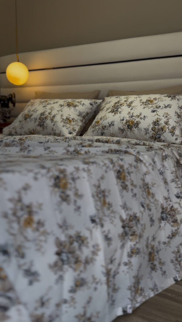 Parure de Lit Jardin d’Or – Fleurs Gris Perle & Miel Antique