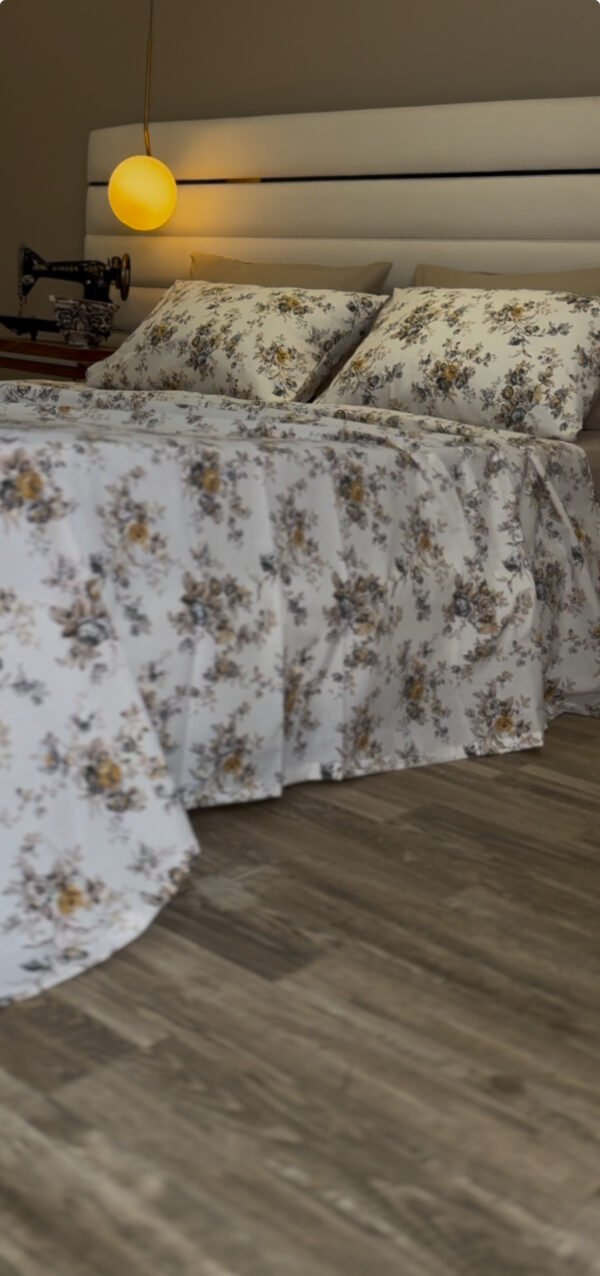 Parure de Lit Jardin d’Or – Fleurs Gris Perle & Miel Antique