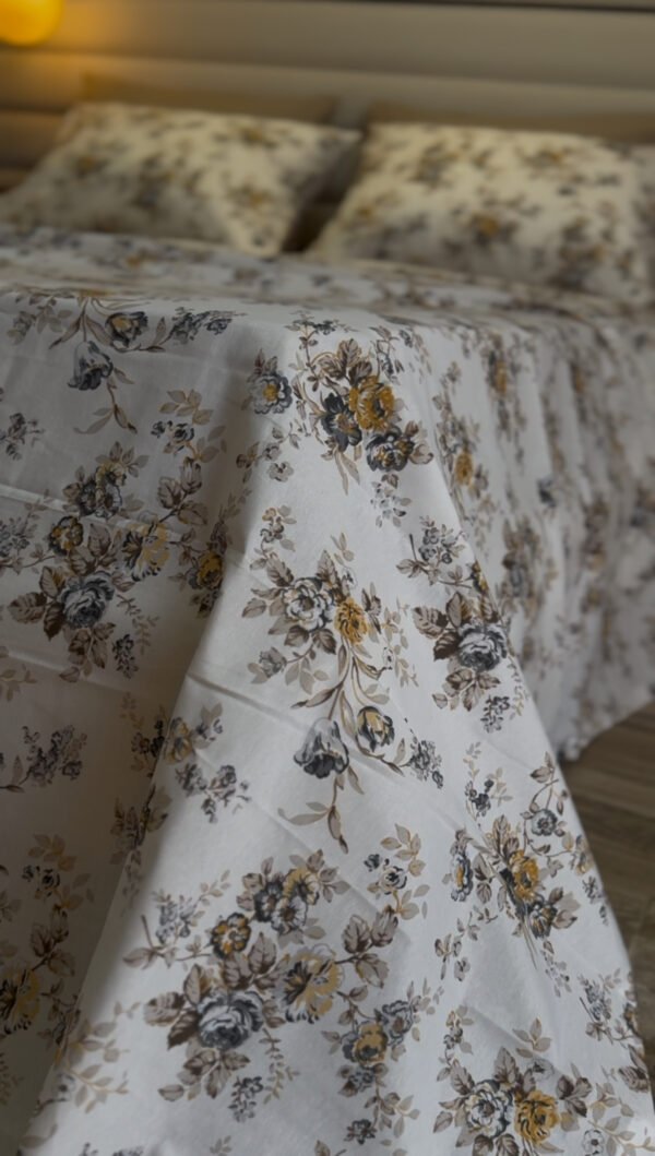 Parure de Lit Jardin d’Or – Fleurs Gris Perle & Miel Antique