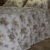 Parure de Lit Jardin d’Or – Fleurs Gris Perle & Miel Antique