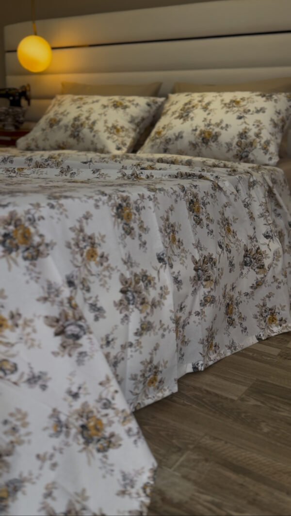 Parure de Lit Jardin d’Or – Fleurs Gris Perle & Miel Antique