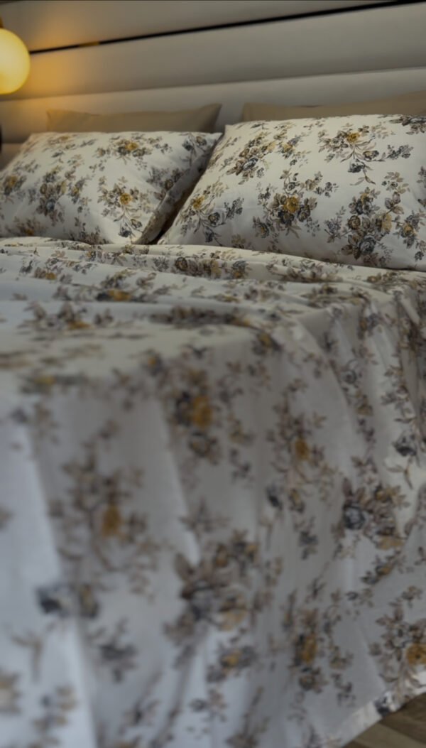 Parure de Lit Jardin d’Or – Fleurs Gris Perle & Miel Antique