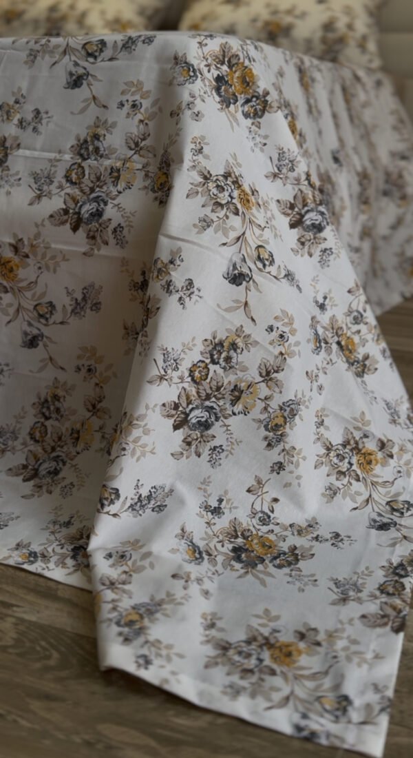 Parure de Lit Jardin d’Or – Fleurs Gris Perle & Miel Antique