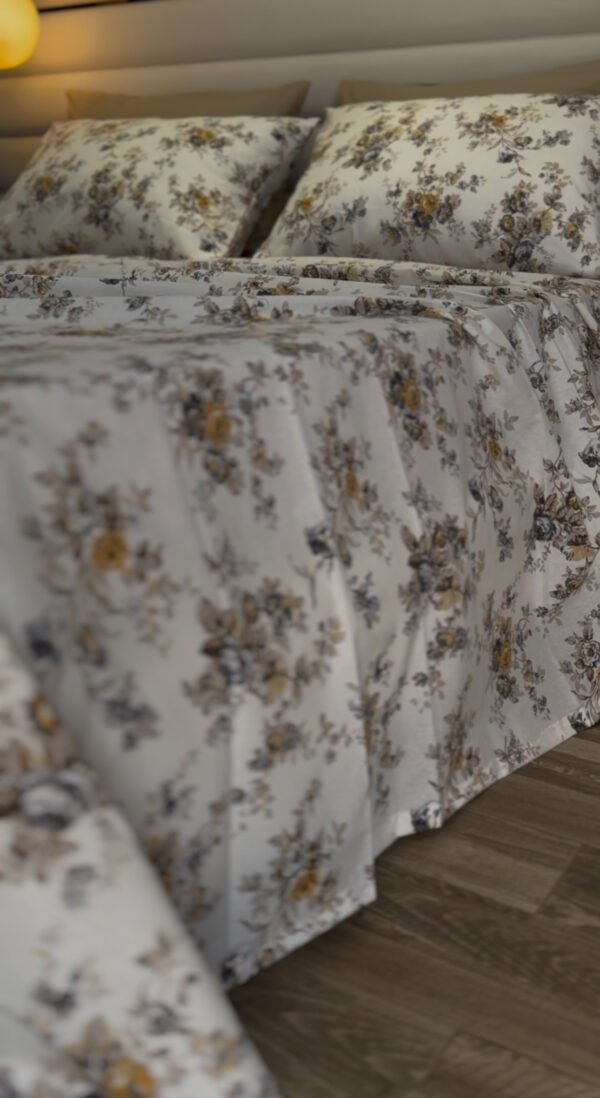 Parure de Lit Jardin d’Or – Fleurs Gris Perle & Miel Antique