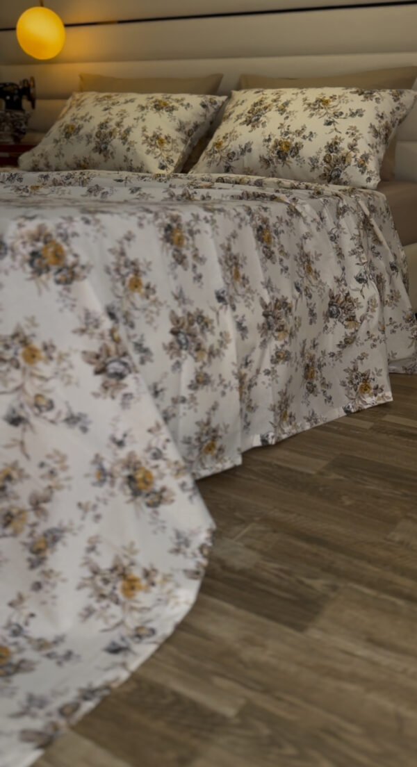 Parure de Lit Jardin d’Or – Fleurs Gris Perle & Miel Antique
