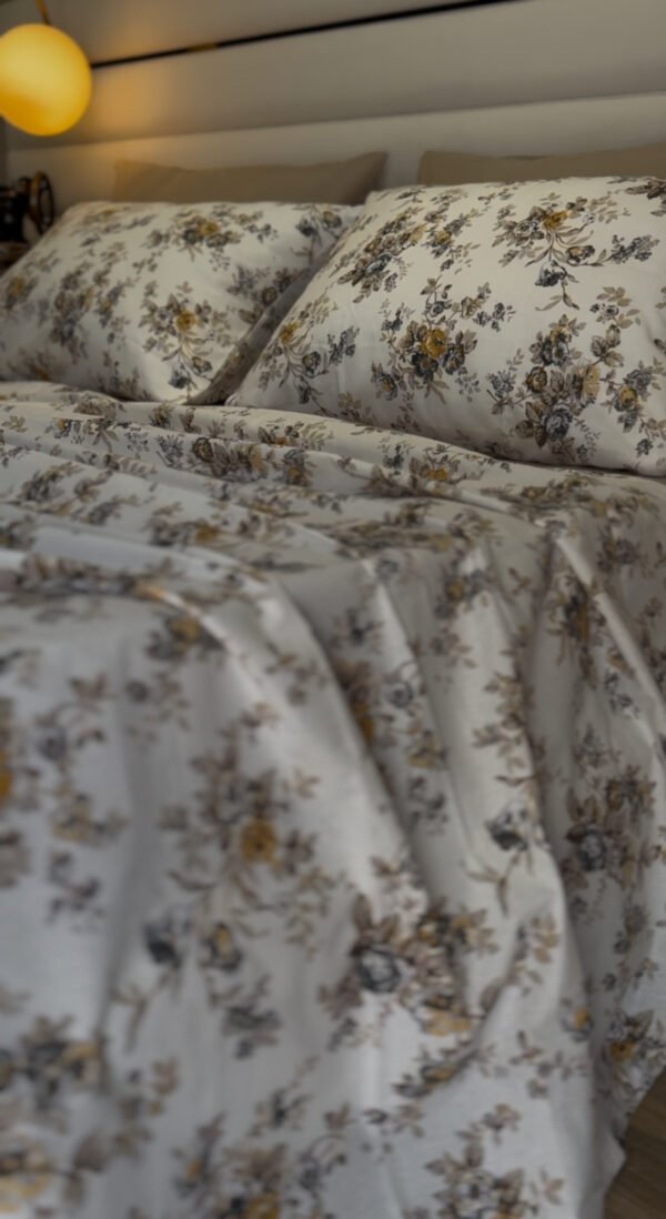 Parure de Lit Jardin d’Or – Fleurs Gris Perle & Miel Antique