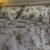 Parure de Lit Jardin d’Or – Fleurs Gris Perle & Miel Antique