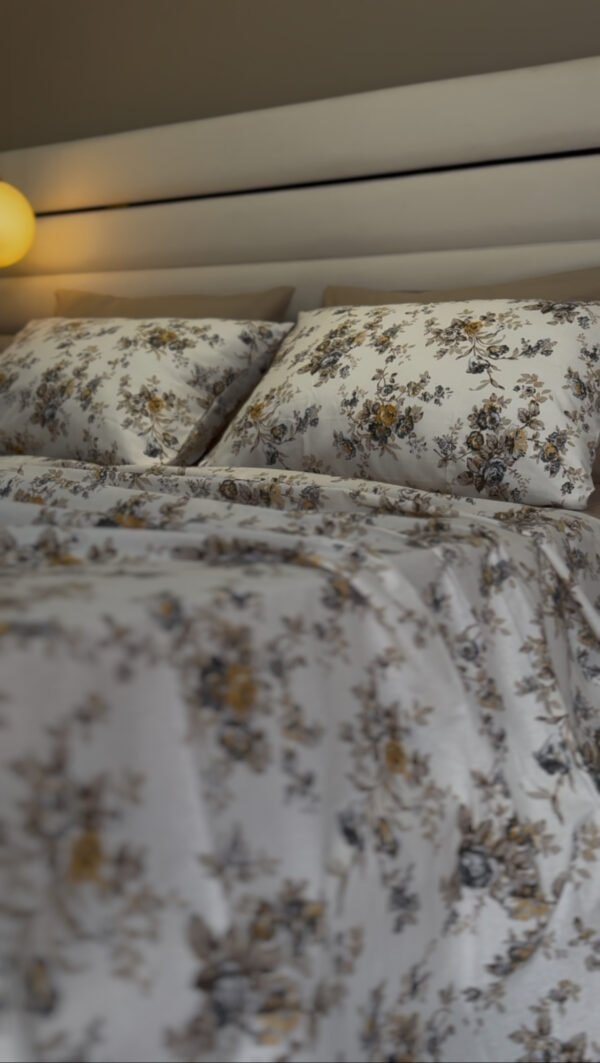 Parure de Lit Jardin d’Or – Fleurs Gris Perle & Miel Antique