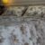 Parure de Lit Jardin d’Or – Fleurs Gris Perle & Miel Antique