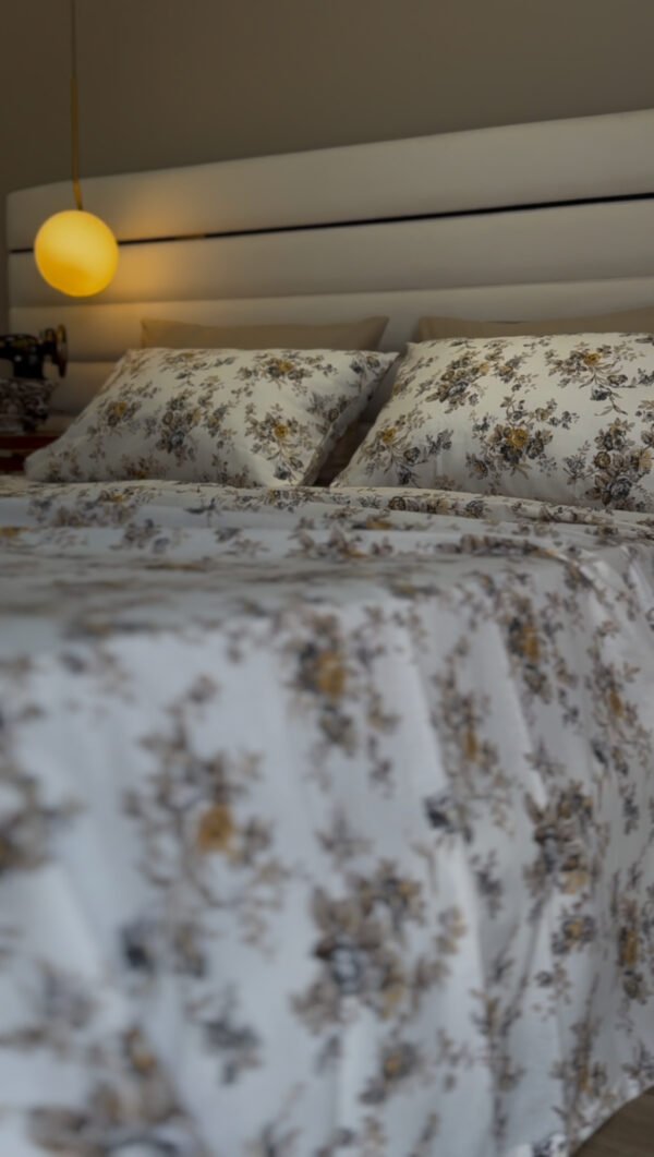 Parure de Lit Jardin d’Or – Fleurs Gris Perle & Miel Antique