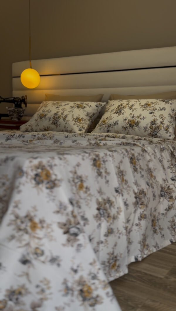 Parure de Lit Jardin d’Or – Fleurs Gris Perle & Miel Antique