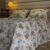 Parure de Lit Jardin d’Or – Fleurs Gris Perle & Miel Antique