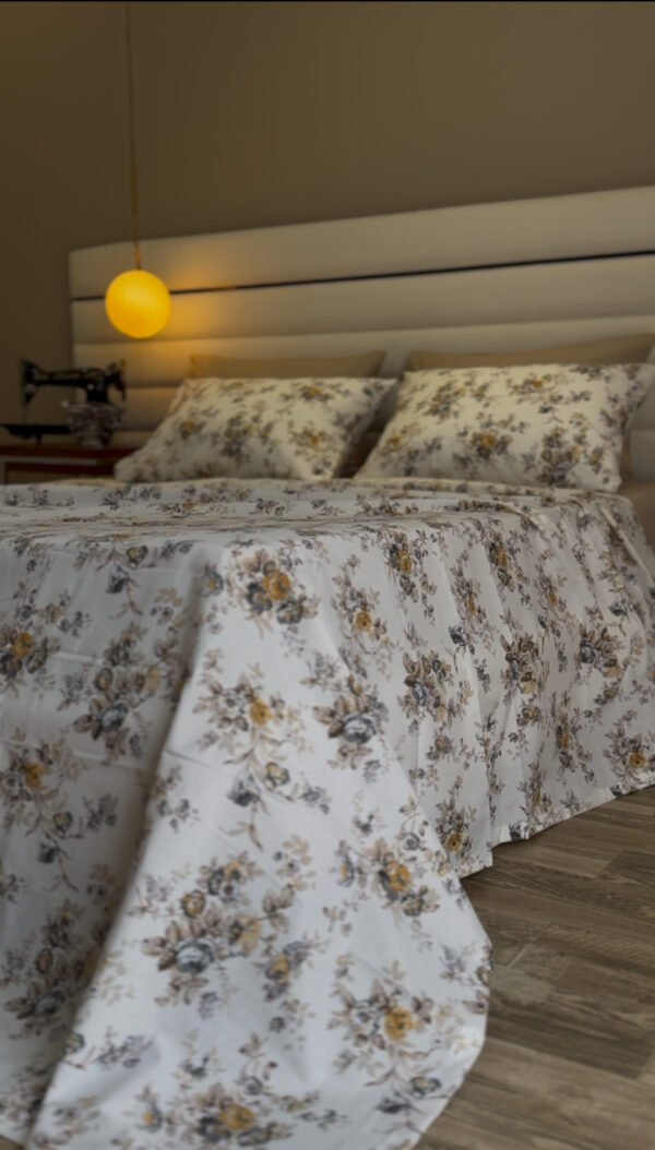 Parure de Lit Jardin d’Or – Fleurs Gris Perle & Miel Antique
