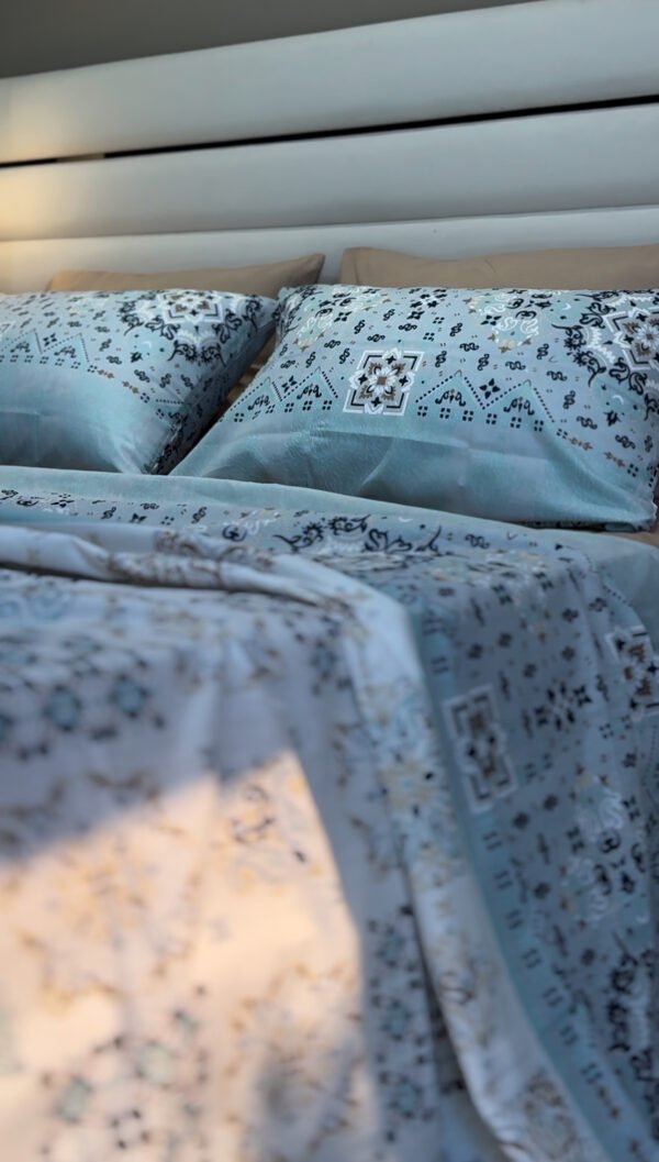 Parure de Lit Azulejos Élégants – Bleu Brume & Beige Sable