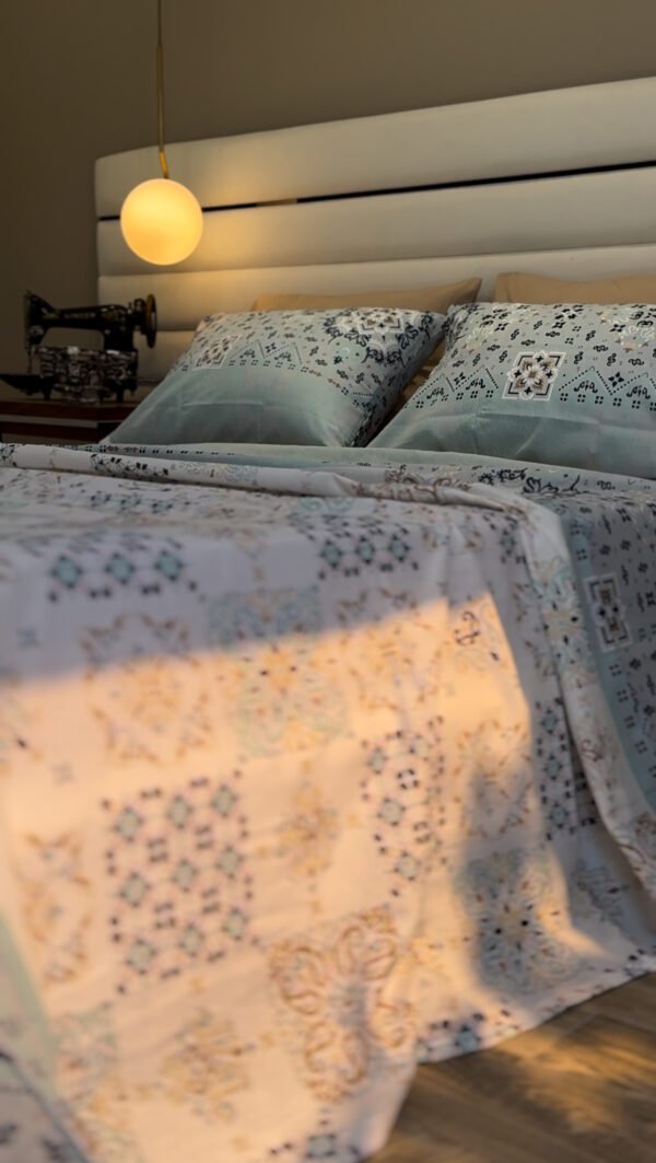Parure de Lit Azulejos Élégants – Bleu Brume & Beige Sable