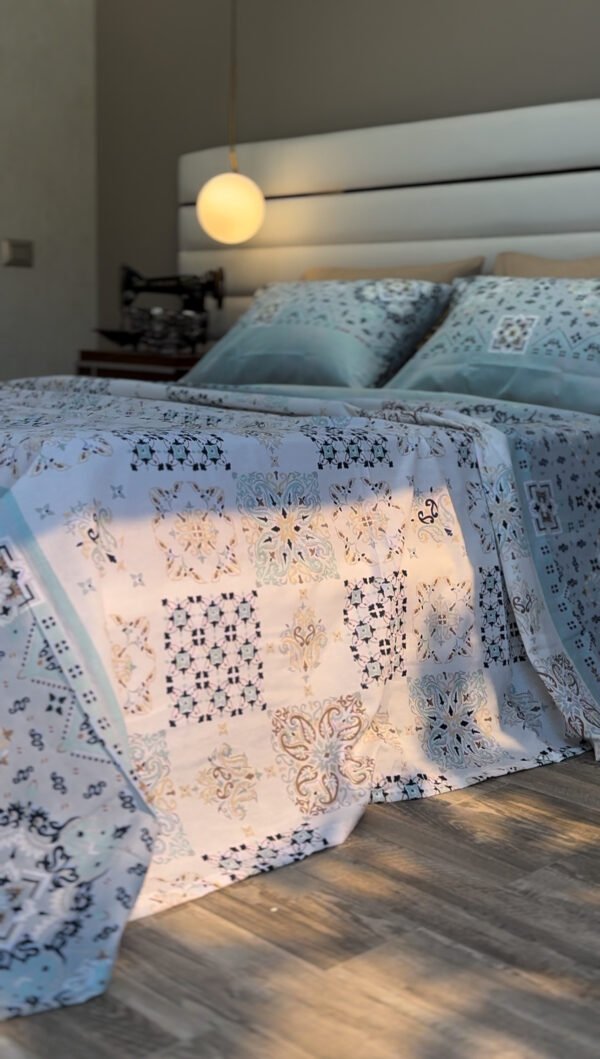 Parure de Lit Azulejos Élégants – Bleu Brume & Beige Sable