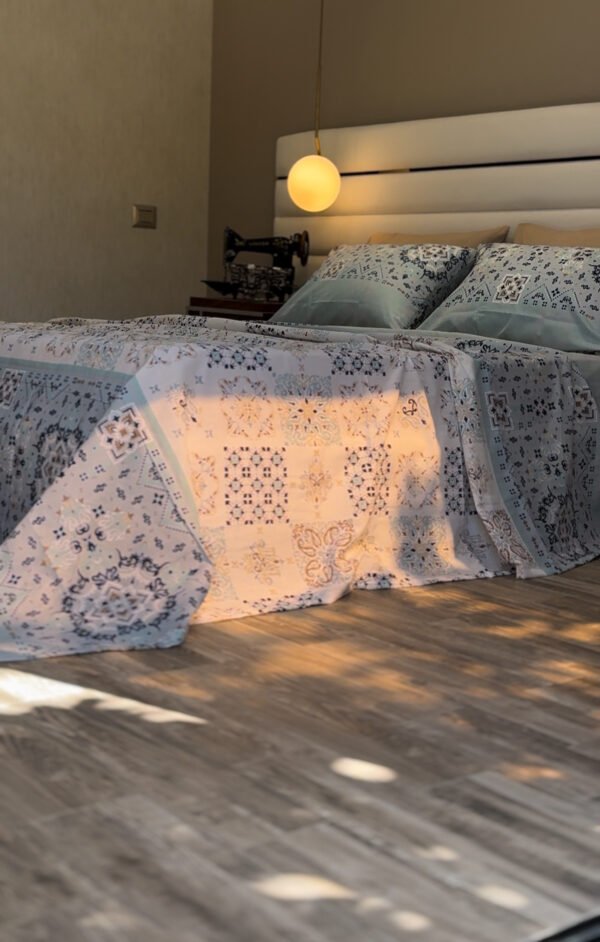 Parure de Lit Azulejos Élégants – Bleu Brume & Beige Sable