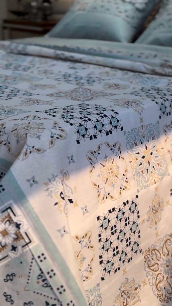 Parure de Lit Azulejos Élégants – Bleu Brume & Beige Sable