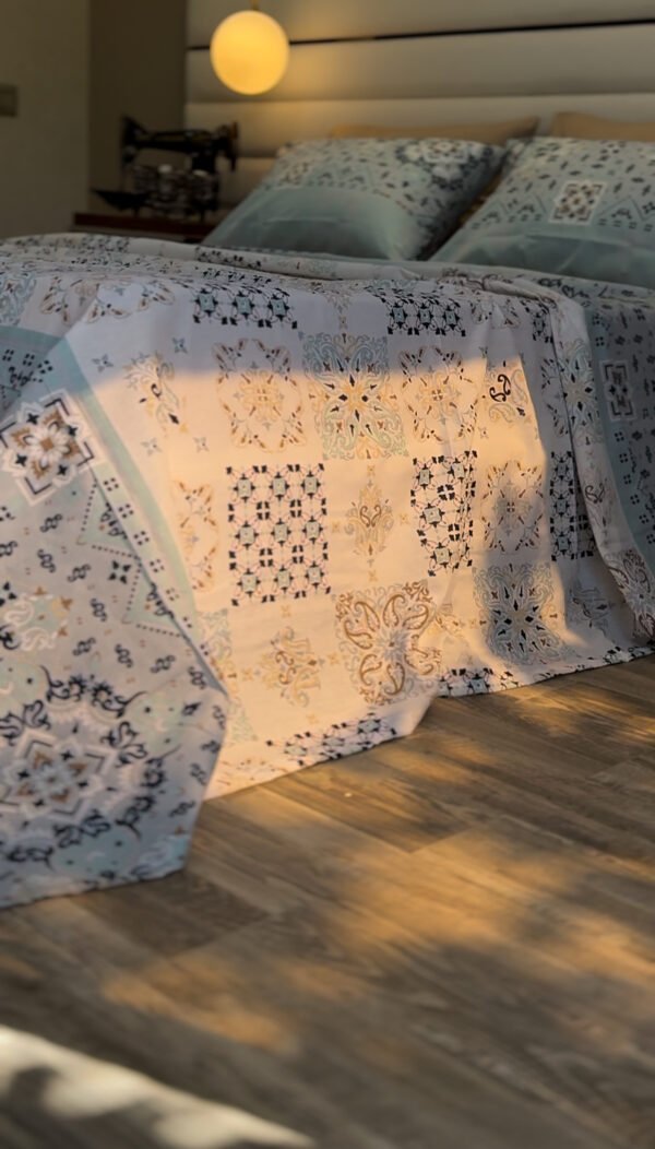 Parure de Lit Azulejos Élégants – Bleu Brume & Beige Sable