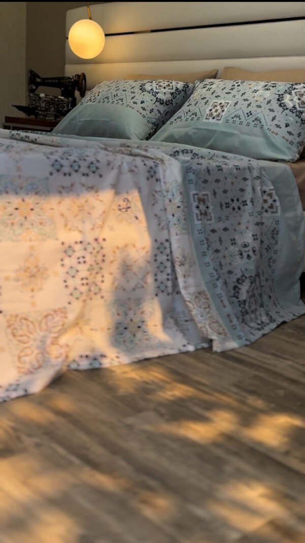 Parure de Lit Azulejos Élégants – Bleu Brume & Beige Sable